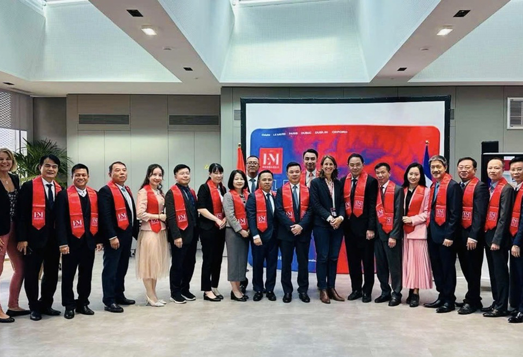 Bế giảng, trao Chứng nhận cho các thành viên chương trình đào tạo “Quản trị điều hành cấp cao trong kỷ nguyên bền vững” tại Pháp